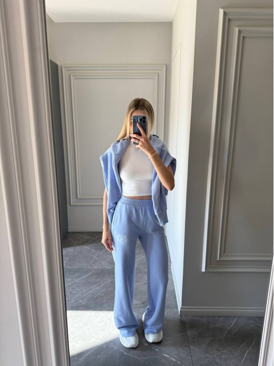 Костюм Marymax с эмблемой брюки клеш и поло на пуговицах светло-голубой