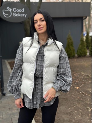 Жіночий жилет Kakao brand утеплений з еко пухом білий